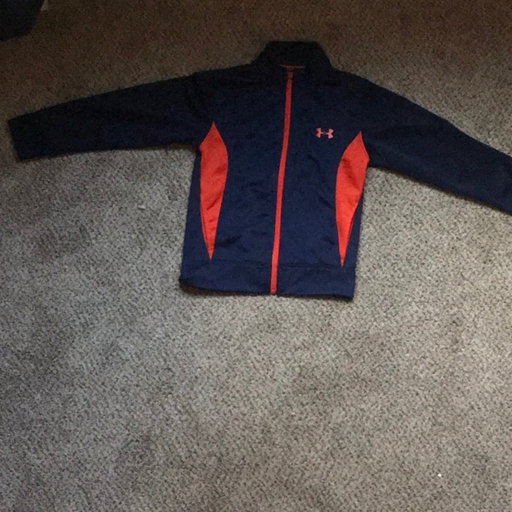 Under armor sweatshirt in great condition